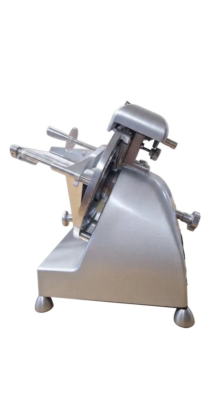 Affettatrice a gravità monofase con lama ∅ 220 mm colore grigio manopole alluminio e blocco carrello
